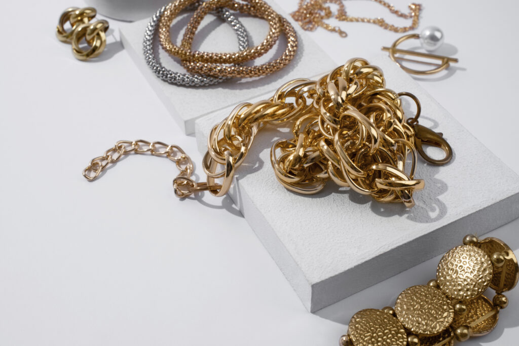 Les colliers occupent une place particulière dans l’univers féminin. Qu’ils soient fins et délicats ou imposants et sertis de pierres, ils soulignent la grâce du cou et apportent immédiatement une touche d’élégance. Les bracelets, eux, sont souvent portés comme des symboles d’amitié ou de souvenirs, mais ils sont aussi de véritables accessoires de mode lorsqu’ils se multiplient au poignet.